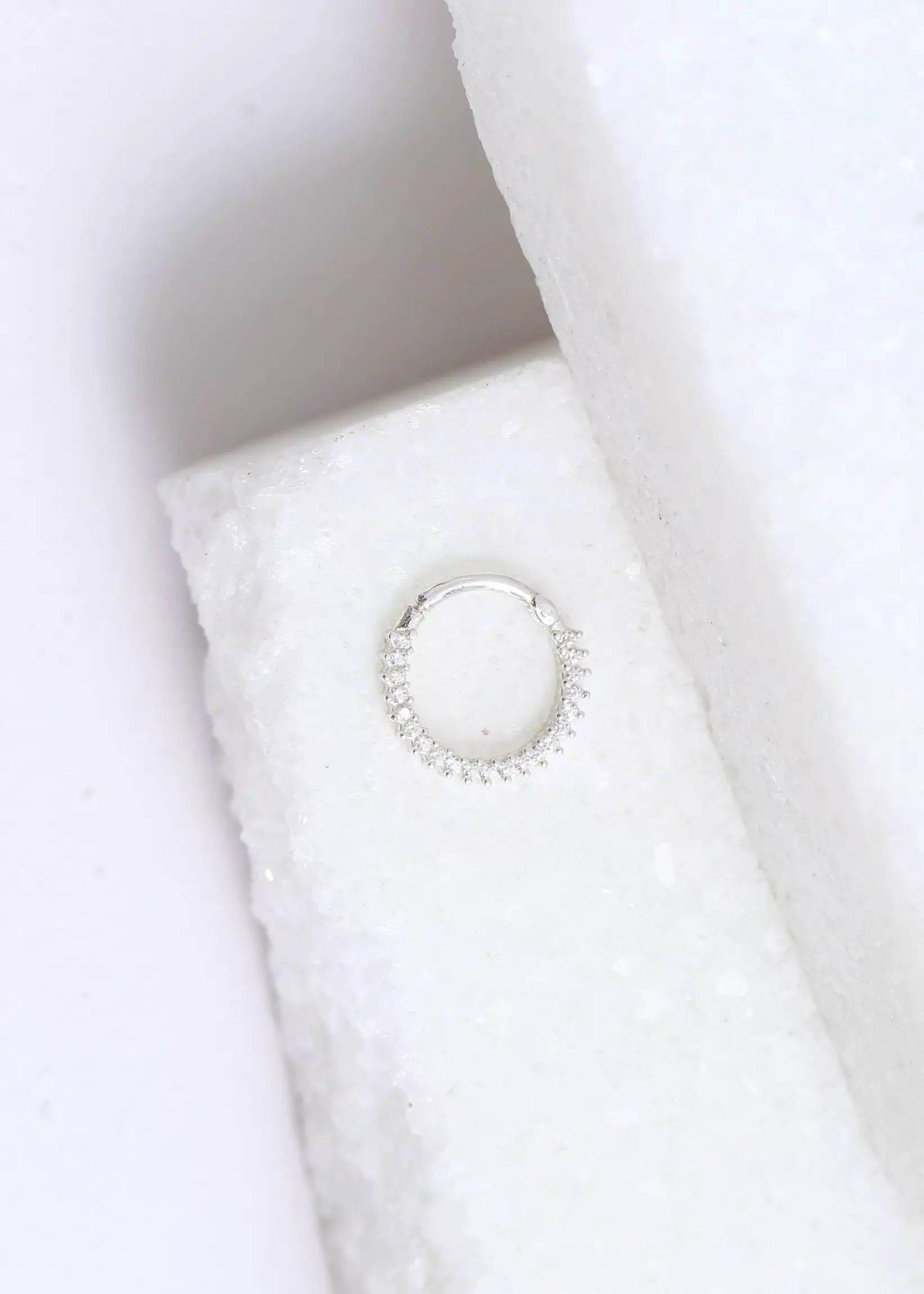 Piercing de Prata Argolinha G Daith/Septo Cravejado